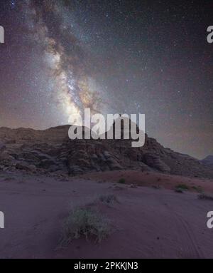 Der Kern der Milchstraße erhebt sich über einem Gipfel in der Wadi Rum Wüste, Jordanien, Naher Osten Stockfoto