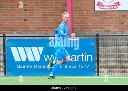 Beckenham Town Forward Steven Townsend erzielt ein TOR 0-1 und feiert am 8. April 2023 das Spiel Ramsgate gegen Beckenham Town Isthmian South-East Division im WW Martin Community Stadium, Southwood, Ramsgate, Großbritannien Stockfoto