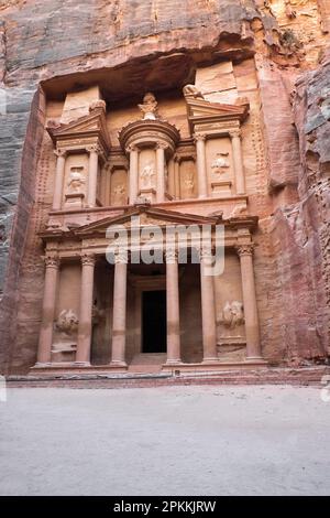 Petra Schatzkammer (El Khazzona) Fassade am frühen Morgen, Petra, UNESCO-Weltkulturerbe, Jordanien, Naher Osten Stockfoto