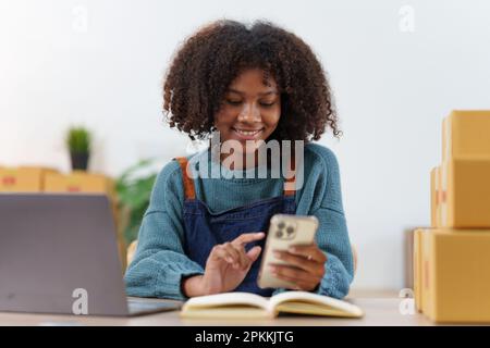 Beautiful American African Woman schließt KYC mit einem Online-Banking-Programm ab, um ein digitales Sparkonto zu eröffnen. Die Definition von Cyber Stockfoto