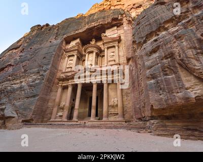 Die Schatzkammer (El Khaznov), ein in den Felsen des Berges gehauenes Denkmal, Petra, UNESCO-Weltkulturerbe, Jordanien, Naher Osten Stockfoto