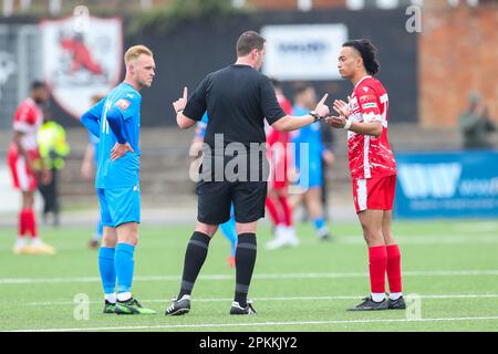 Beckenham Town Forward Steven Townsend und Ramsgate Midfield Titan Jadama Schiedsgesten während des Spiels Ramsgate gegen Beckenham Town Isthmian South-East Division im WW Martin Community Stadium, Southwood, Ramsgate, Großbritannien am 8. April 2023 Stockfoto