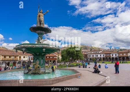 Brunnen mit Inka King Pachacutec, Plaza de Armas Square, Cusco, Peru, Südamerika Stockfoto