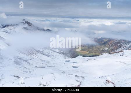 Schneebedeckte Landschaft in der Nähe von Rainbow Mountain (Vinicunca), Red Valley, Cusco, Peru, Südamerika Stockfoto