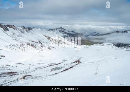 Schneebedeckte Landschaft in der Nähe von Rainbow Mountain (Vinicunca), Red Valley, Cusco, Peru, Südamerika Stockfoto