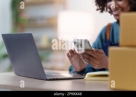Beautiful American African Woman schließt KYC mit einem Online-Banking-Programm ab, um ein digitales Sparkonto zu eröffnen. Die Definition von Cyber Stockfoto