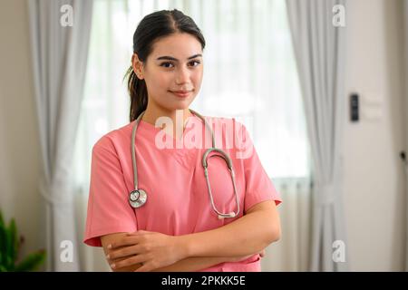 Lächelndes Porträt einer Fachärztin mit Stethoskop Stockfoto