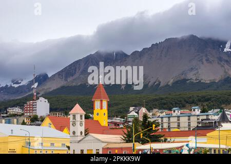 Nuestra Senora de la Merced Kirche gegen Berge, Ushuaia, Patagonien, Argentinien, Südamerika Stockfoto