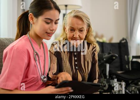 Arztin im Gespräch mit älterer Patientin bei Hausbesuch Stockfoto