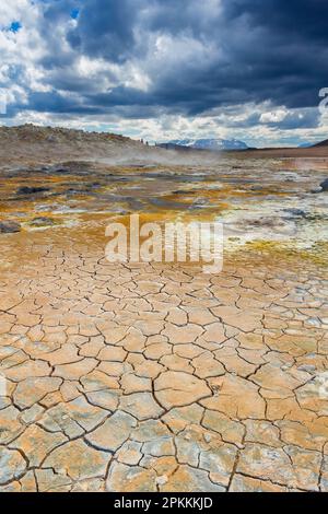 Erdwärme und Schlammrisse, Namafjall Hverir, Island, Polarregionen Stockfoto