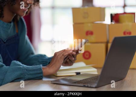 Beautiful American African Woman schließt KYC mit einem Online-Banking-Programm ab, um ein digitales Sparkonto zu eröffnen. Die Definition von Cyber Stockfoto