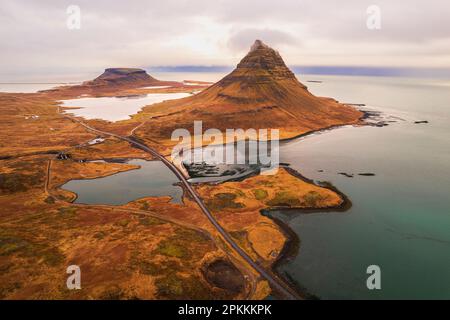 Panoramablick aus der Vogelperspektive auf den Kirkjufell-Berg auf der Halbinsel Snaefellsnes, Vesturland, westlich von Island, Island, Polarregionen Stockfoto