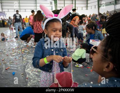 Marietta, Georgia, USA. 1. April 2023. Hunderte Kinder und ihre Eltern aus der ganzen Gegend haben am Samstag im Jim R Miller Park im Cobb Park Department ''˜Eggstravaganza' Ostereier und Leckereien gesammelt. Abbildung: Lera Cager, 3, von Marietta, mit pinkfarbenen Hasenohren für die Veranstaltung (Kreditbild: © Robin Rayne/ZUMA Press Wire), NUR REDAKTIONELLE VERWENDUNG! Nicht für den kommerziellen GEBRAUCH! Stockfoto