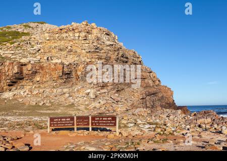 Felsformation Kap der Guten Hoffnung - Südwestlicher Punkt des afrikanischen Kontinents, Kapstadt, Westkap, Südafrika mit Schild Stockfoto