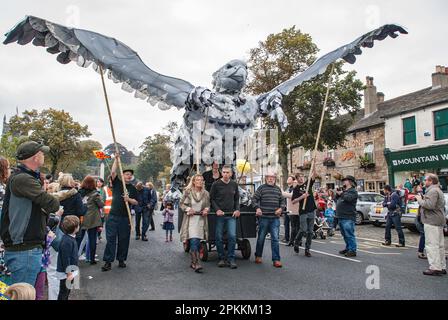 Riesenvögel auf der Straßenparade beim Skipton Puppet Festival 2015. Stockfoto