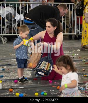 Marietta, Georgia, USA. 1. April 2023. Hunderte Kinder und ihre Eltern aus der ganzen Gegend haben am Samstag im Jim R Miller Park im Cobb Park Department ''˜Eggstravaganza' Ostereier und Leckereien gesammelt. (Kreditbild: © Robin Rayne/ZUMA Press Wire) NUR REDAKTIONELLE VERWENDUNG! Nicht für den kommerziellen GEBRAUCH! Stockfoto