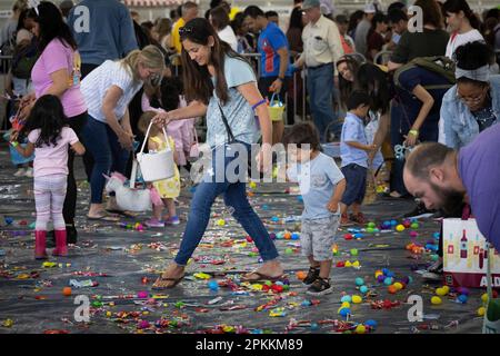 Marietta, Georgia, USA. 1. April 2023. Hunderte Kinder und ihre Eltern aus der ganzen Gegend haben am Samstag im Jim R Miller Park im Cobb Park Department ''˜Eggstravaganza' Ostereier und Leckereien gesammelt. Im Bild: Emily Perez und Sohn Luxon, 3, aus Kennesaw, machen sich auf den Weg durch Hunderte verstreuter Leckereien. (Kreditbild: © Robin Rayne/ZUMA Press Wire) NUR REDAKTIONELLE VERWENDUNG! Nicht für den kommerziellen GEBRAUCH! Stockfoto