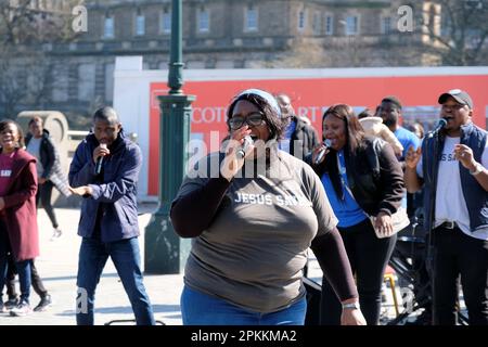 Edinburgh, Schottland, Großbritannien. 8. April 2023 Der RCCG Edinburgh Tabernacle Chor singt mit Gusto und unterhält Urlauber und Besucher am Mound vor dem Hintergrund der Altstadt. Kredit: Craig Brown/Alamy Live News Stockfoto