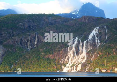 Berge und Wasserfall bei Sonnenaufgang über dem Nordfjord im Oldedalen-Tal, in der Nähe von Olden, Vestland, Norwegen, Skandinavien, Europa Stockfoto