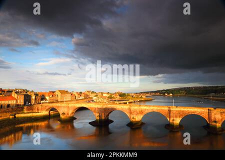 Abendlicht auf der alten Brücke, Berwick-upon-Tweed, Northumberland, England, Vereinigtes Königreich, Europa Stockfoto