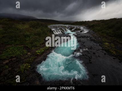 Der hellblaue Bruarfoss-Wasserfall im Süden Islands, Polarregionen Stockfoto