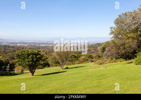 Blick vom Kirstenbosch National Botanical Garden von Kapstadt, Westkap, Südafrika von den unteren Hängen des Tafelbergs Stockfoto