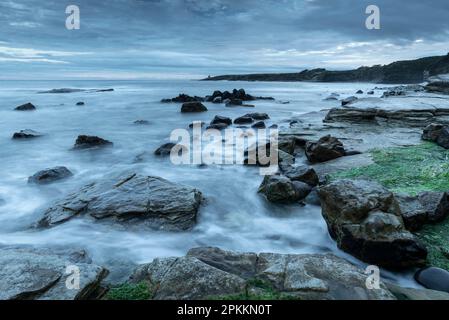 Abenddämmerung über den felsigen Ufern des Schweinehauses bei Howick, Northumberland, England, Großbritannien, Europa Stockfoto