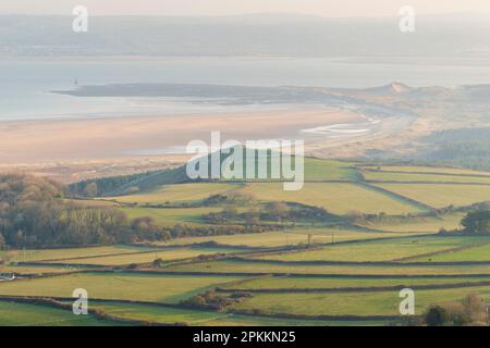 Blick über das Ackerland nach Whiteford Sands und Lighthouse im Frühling, Gower Peninsula, South Wales, Großbritannien, Europa Stockfoto