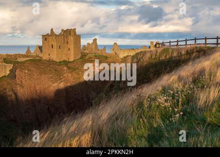 Dunnottar Castle hoch oben auf einer Landzunge südlich von Stonehaven, Aberdeenshire, Schottland, Großbritannien, Europa Stockfoto