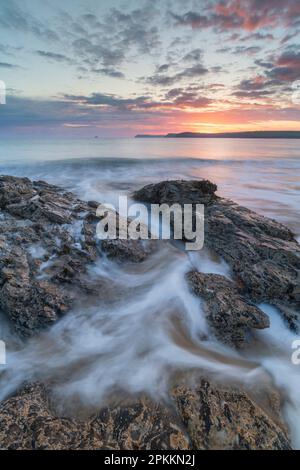 Sonnenaufgang über Harlyn Bay in North Cornwall, England, Großbritannien, Europa Stockfoto