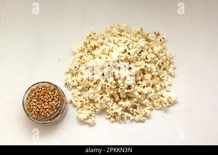 Natürliches Popcorn mit natürlichem Mais in einem Behälter oder einer Papiertüte, bereit für einen Film Stockfoto