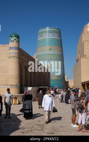 Einkaufsstraße, Kalta Minaret im Hintergrund, Ichon Qala (Itchan Kala), UNESCO-Weltkulturerbe, Khiva, Usbekistan, Zentralasien, Asien Stockfoto