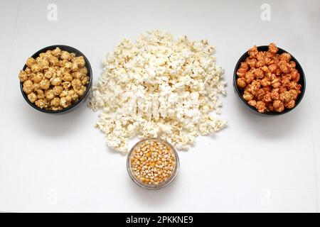 Aromatisiertes Popcorn: Natürlich, mit Chili und Karamell, eine Auswahl an Snacks mit Getränken, die für einen Film bereit sind Stockfoto