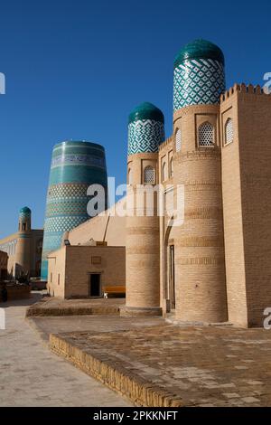 Eingangstor, Kalta Minaret im Hintergrund, Zitadelle Kunya Ark, Ichon Qala (Itchan Kala), UNESCO-Weltkulturerbe, Khiva, Usbekistan Stockfoto