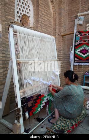 Woman Weaving, Kilim Weaving Workshop, Ichon Qala (Itchan Kala), UNESCO-Weltkulturerbe, Khiva, Usbekistan, Zentralasien, Asien Stockfoto