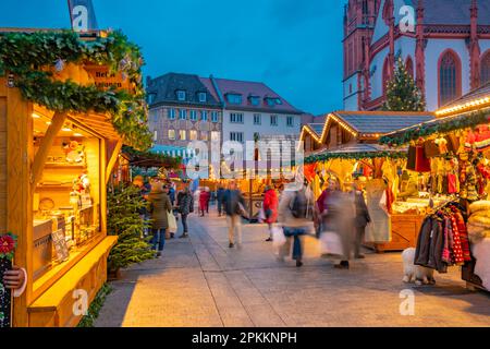 Blick auf den Weihnachtsmarkt und Maria Chappel auf dem Marktplatz, Würzburg, Bayern, Deutschland, Europa Stockfoto