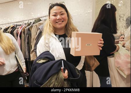 Katie Wong, Fan der Hong Kong-Sängerin Kelly Chan Wai-lam, kauft in einem Einkaufszentrum in Tsim Sha Tsui in einem Wohltätigkeitsverkauf von Chens-Kleidung, -Schuhen und -Handtaschen ein. 05APR23 SCMP/Gelee Tse Stockfoto