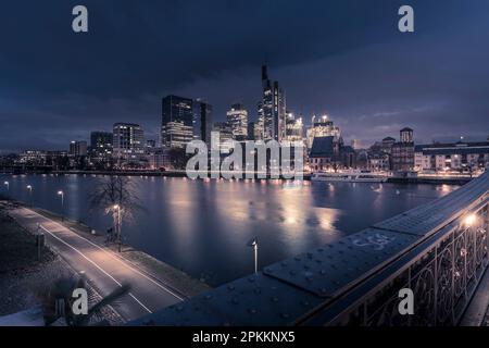 Blick von der Eiserner Steg Brücke über den Main zur Skyline von Frankfurt am Main bei Sonnenaufgang, Frankfurt am Main, Hessen, Deutschland, Europa Stockfoto