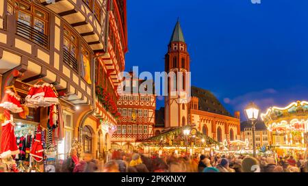 Blick auf den Weihnachtsmarkt am Roemerberger Platz in der Abenddämmerung, Frankfurt am Main, Hessen, Deutschland, Europa Stockfoto