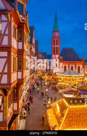 Blick auf Karussell- und Weihnachtsmarktstände in der Abenddämmerung, Roemerberg-Platz, Frankfurt am Main, Hessen, Deutschland, Europa Stockfoto