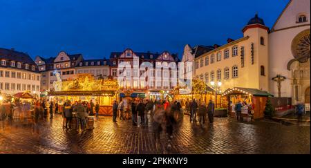 Blick auf den Weihnachtsmarkt am Jesuitenplatz im historischen Stadtzentrum zu Weihnachten, Koblenz, Rheinland-Pfalz, Deutschland, Europa Stockfoto