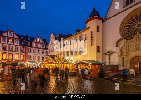 Blick auf den Weihnachtsmarkt am Jesuitenplatz im historischen Stadtzentrum zu Weihnachten, Koblenz, Rheinland-Pfalz, Deutschland, Europa Stockfoto