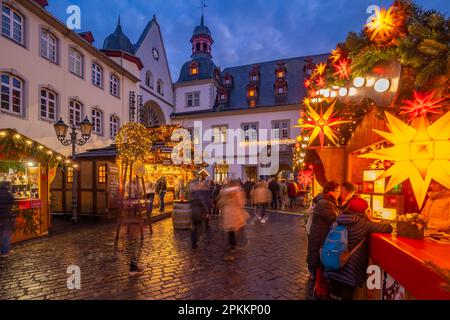 Blick auf den Weihnachtsmarkt am Jesuitenplatz im historischen Stadtzentrum zu Weihnachten, Koblenz, Rheinland-Pfalz, Deutschland, Europa Stockfoto