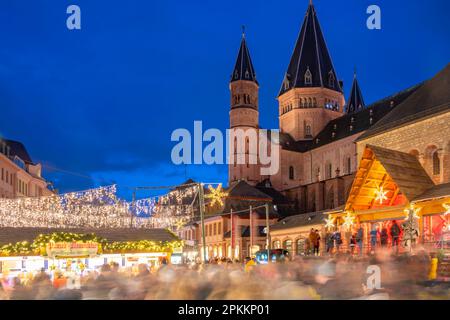 Blick auf den Weihnachtsmarkt und die Kathedrale am Domplatz, Mainz, Rheinland-Pfalz, Deutschland, Europa Stockfoto