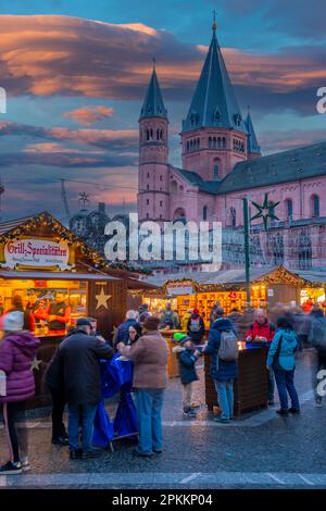 Blick auf den Weihnachtsmarkt und die Kathedrale am Domplatz, Mainz, Rheinland-Pfalz, Deutschland, Europa Stockfoto