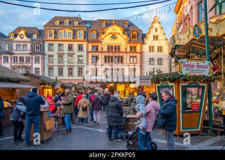 Blick auf den Weihnachtsmarkt am Domplatz, Mainz, Rheinland-Pfalz, Deutschland, Europa Stockfoto