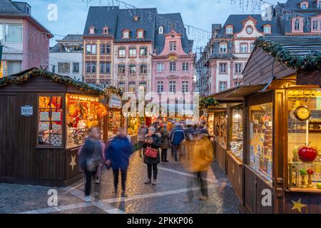 Blick auf den Weihnachtsmarkt am Domplatz, Mainz, Rheinland-Pfalz, Deutschland, Europa Stockfoto