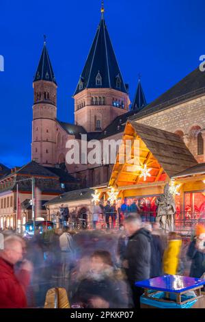 Blick auf den Weihnachtsmarkt und die Kathedrale am Domplatz, Mainz, Rheinland-Pfalz, Deutschland, Europa Stockfoto