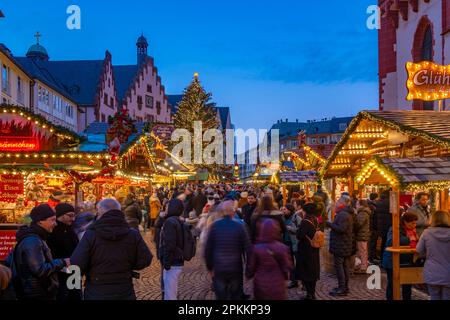 Blick auf den Weihnachtsmarkt am Roemerberger Platz in der Abenddämmerung, Frankfurt am Main, Hessen, Deutschland, Europa Stockfoto