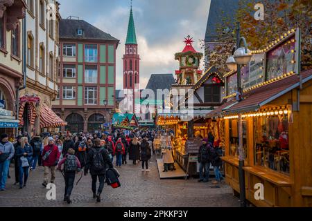 Blick auf den Weihnachtsmarkt mit Romerbergplatz im Hintergrund, Liebfrauenberg, Frankfurt am Main, Hessen, Deutschland, Europa Stockfoto